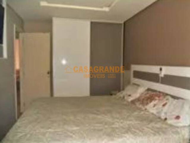 Casa para Venda em São José dos Campos - 3