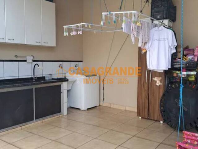 Casa para Venda em São José dos Campos - 4