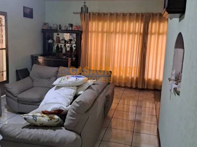 Casa para Venda em São José dos Campos - 4