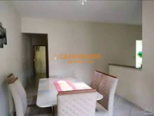 Casa para Venda em São José dos Campos - 3