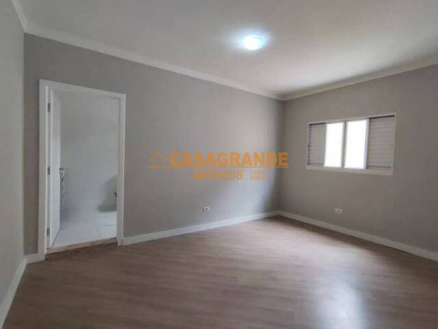 Casa para Venda em São José dos Campos - 4
