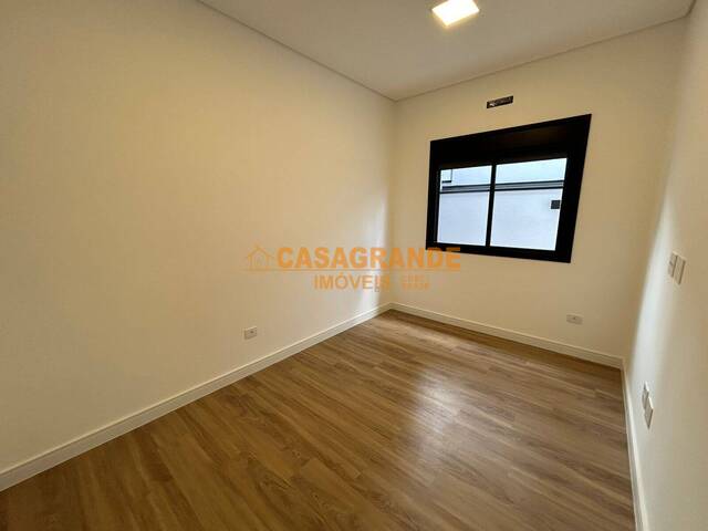 Casa para Venda em São José dos Campos - 4
