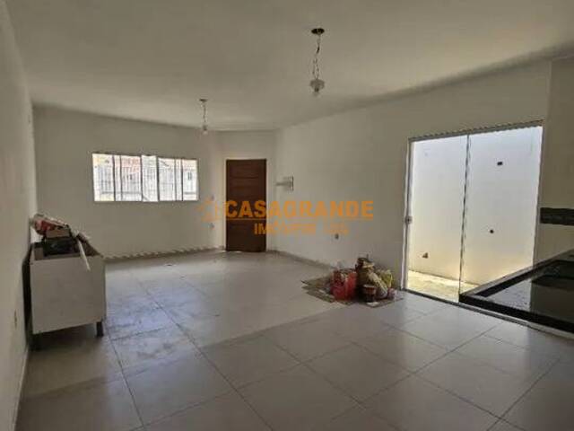Casa para Venda em São José dos Campos - 2