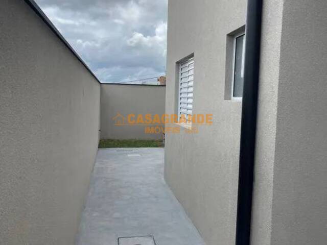 Casa para Venda em São José dos Campos - 4