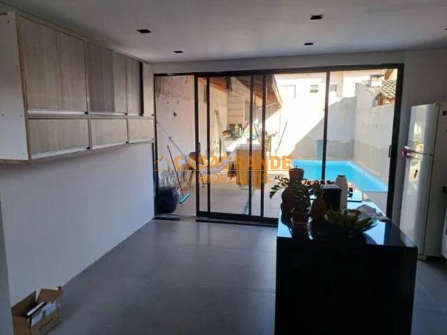 Casa para Venda em São José dos Campos - 3
