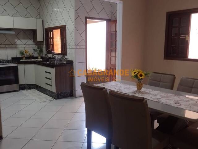 Casa para Venda em São José dos Campos - 3