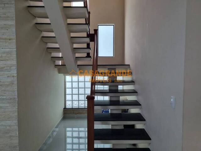 Casa para Venda em São José dos Campos - 4