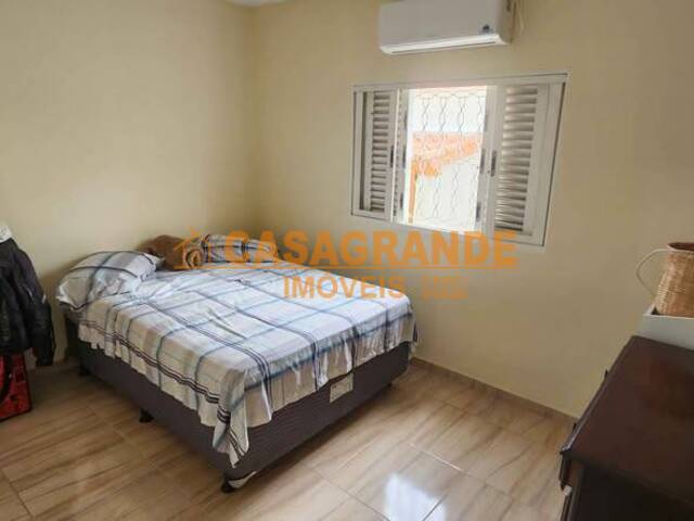 Casa para Venda em São José dos Campos - 4