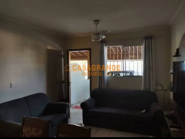 Casa para Venda em São José dos Campos - 3