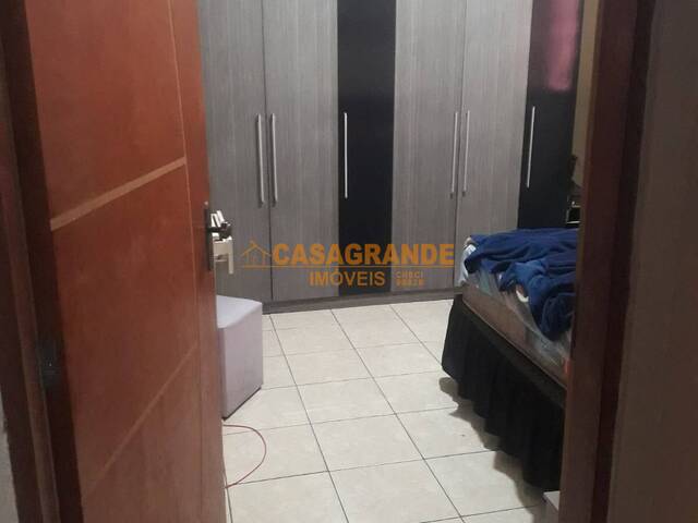 Casa para Venda em São José dos Campos - 4