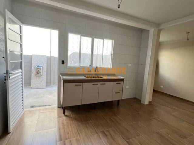 Casa para Venda em São José dos Campos - 4