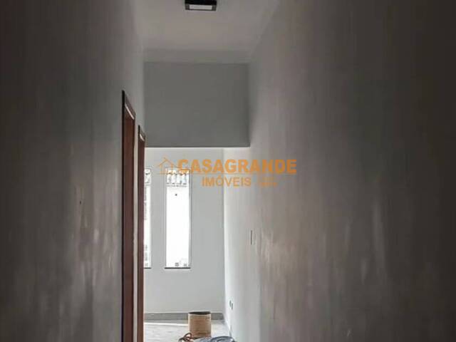 Casa para Venda em São José dos Campos - 4