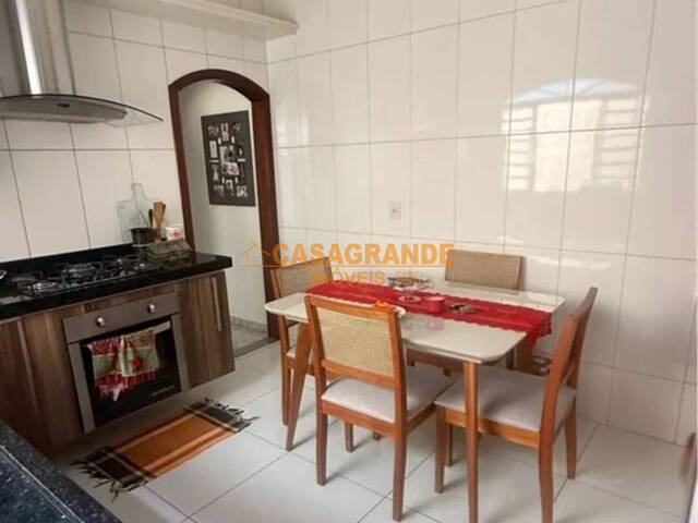 Casa para Venda em São José dos Campos - 4