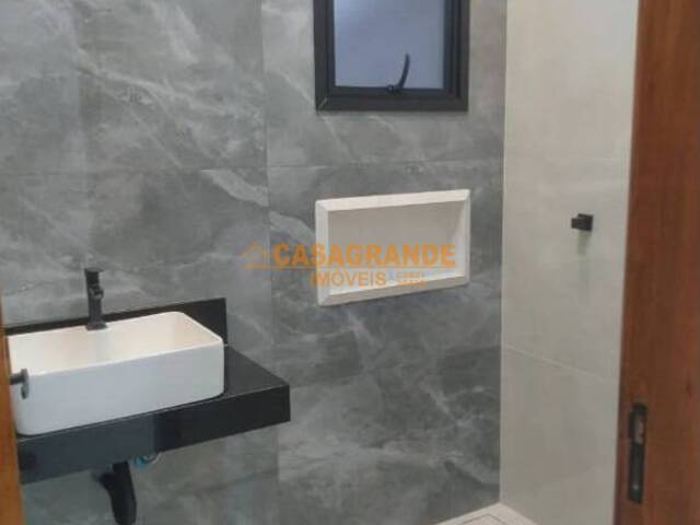 Casa para Venda em São José dos Campos - 4