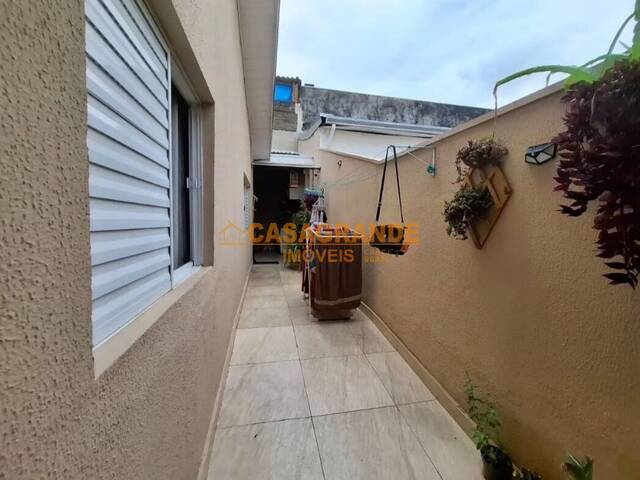 Casa para Venda em São José dos Campos - 4