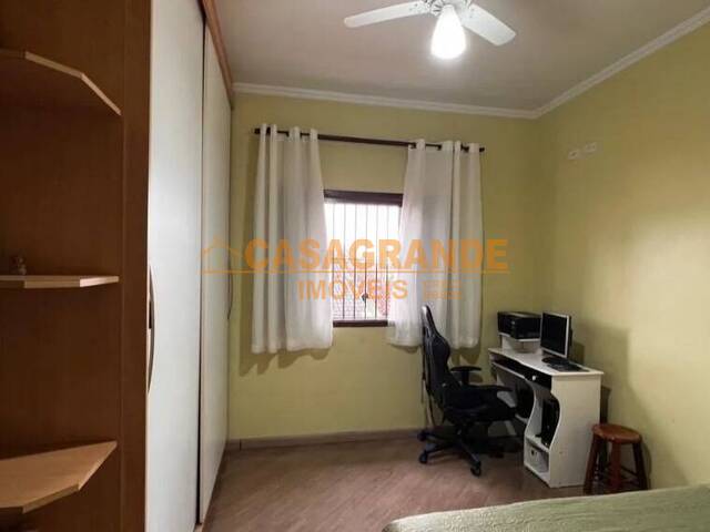 Casa para Venda em São José dos Campos - 4