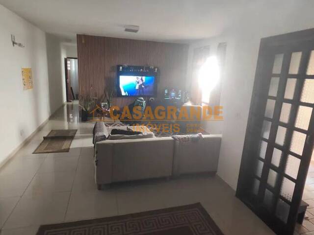 Casa para Venda em São José dos Campos - 4