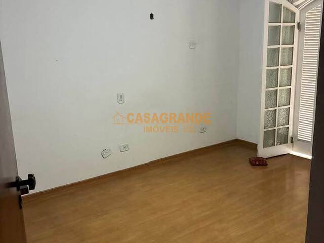 Casa para Venda em São José dos Campos - 4