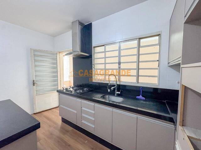 Casa para Venda em São José dos Campos - 4