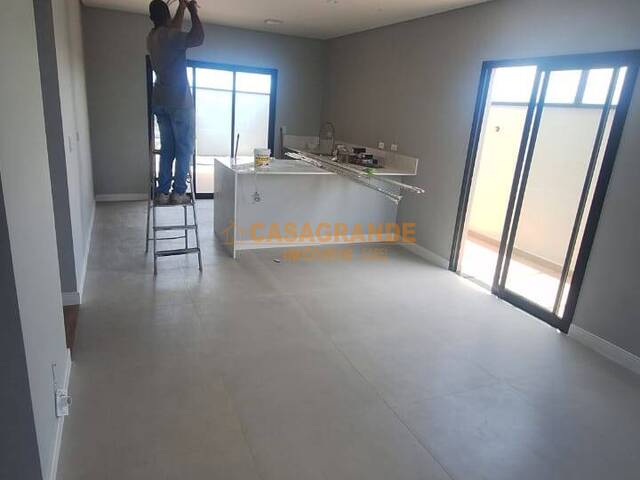 Casa para Venda em São José dos Campos - 4