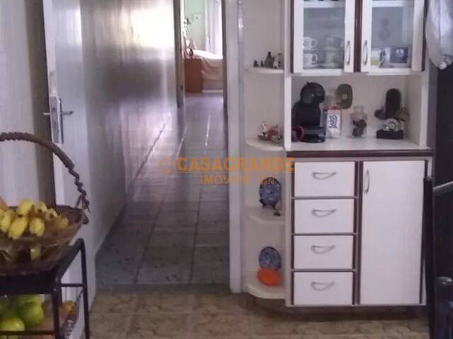 Casa para Venda em São José dos Campos - 4