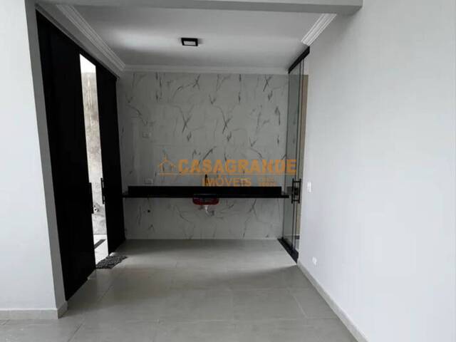 Casa para Venda em São José dos Campos - 4