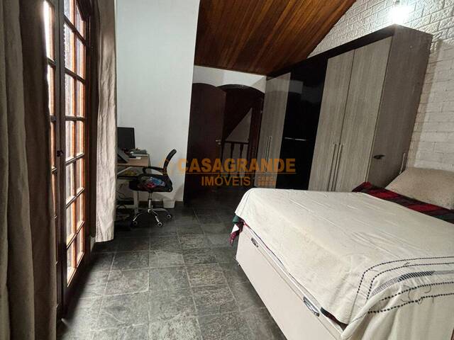 Casa para Venda em São José dos Campos - 4
