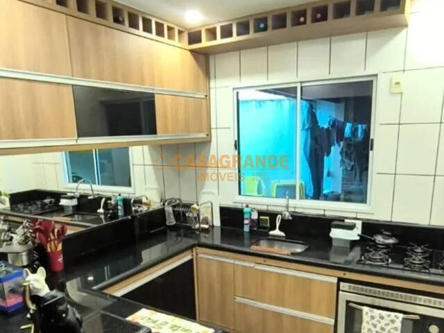 Casa para Venda em São José dos Campos - 4