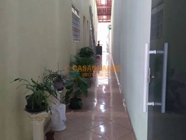 Casa para Venda em São José dos Campos - 4