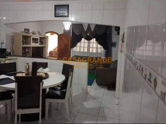 Casa para Venda em São José dos Campos - 4