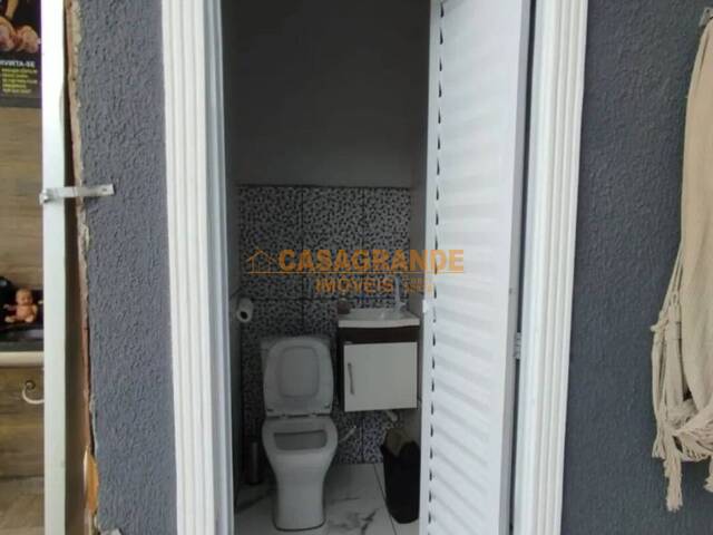 Casa para Venda em São José dos Campos - 4