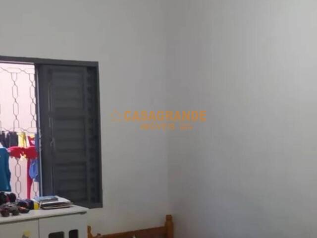 Casa para Venda em São José dos Campos - 4