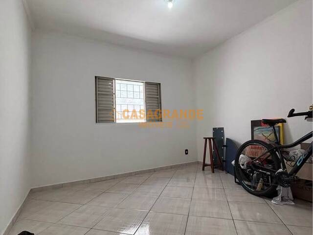 Casa para Venda em São José dos Campos - 4