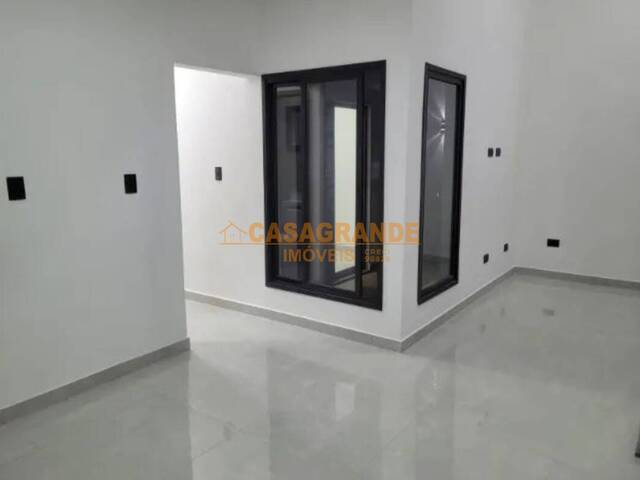 Casa para Venda em São José dos Campos - 4