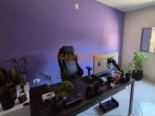 Casa para Venda em São José dos Campos - 4
