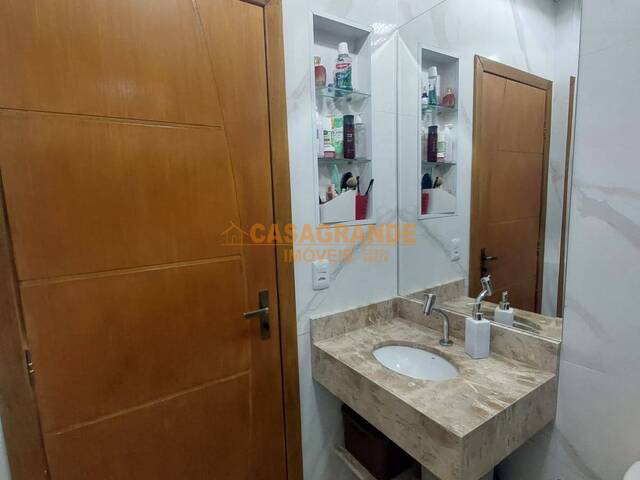 Casa para Venda em São José dos Campos - 4