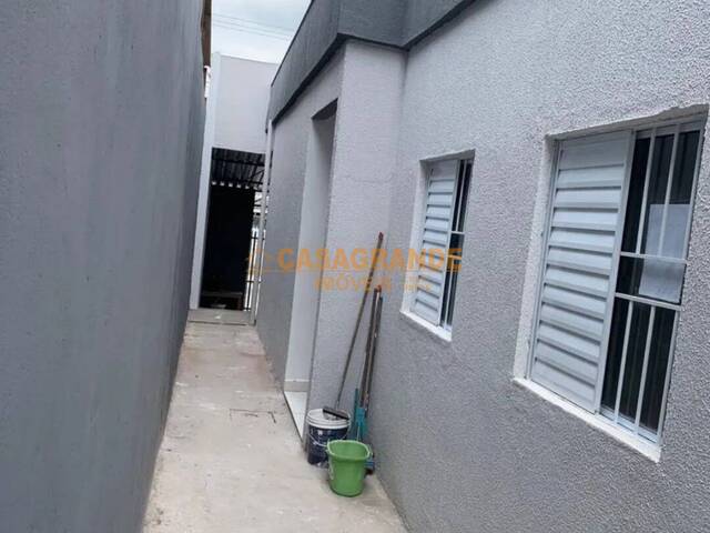 Casa para Venda em São José dos Campos - 4