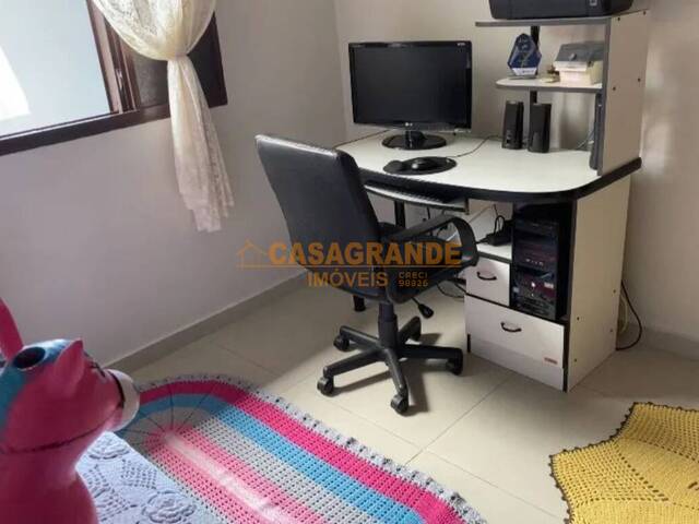 Casa para Venda em São José dos Campos - 4