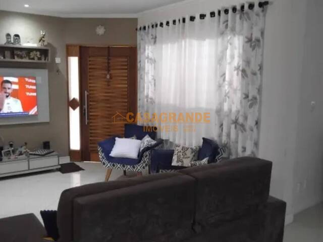 Casa para Venda em São José dos Campos - 4
