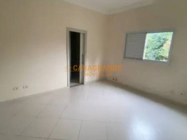 Casa para Venda em São José dos Campos - 4