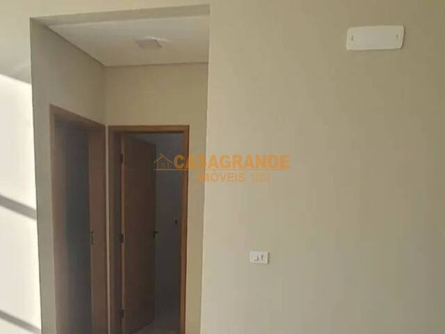 Casa para Venda em São José dos Campos - 4
