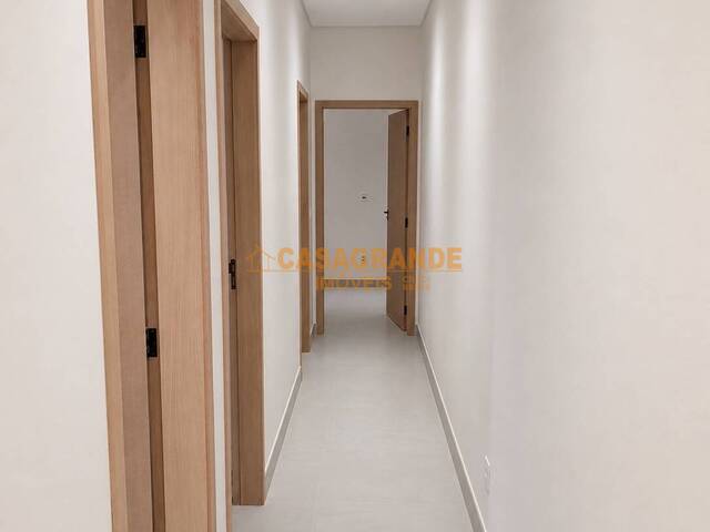 Casa para Venda em São José dos Campos - 4