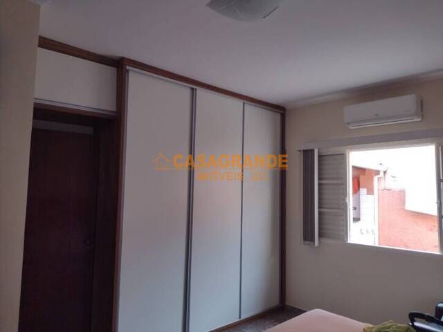 Casa para Venda em São José dos Campos - 4